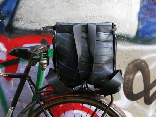Upcycling Rucksack aus alten Motorradschläuchen und LKW-Plane und Autogurten